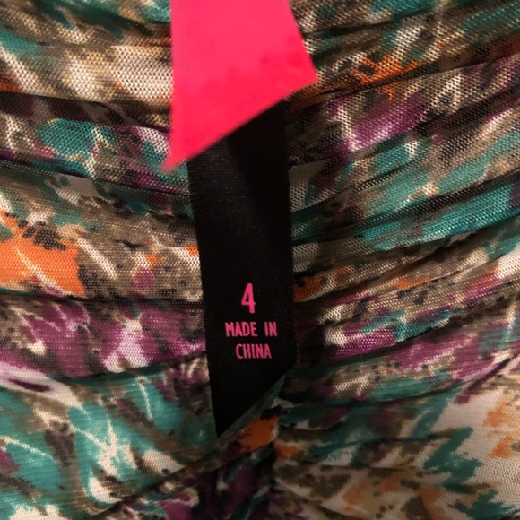 Multi color short dress. (Inventory tub #4). - Picture 8 of 10